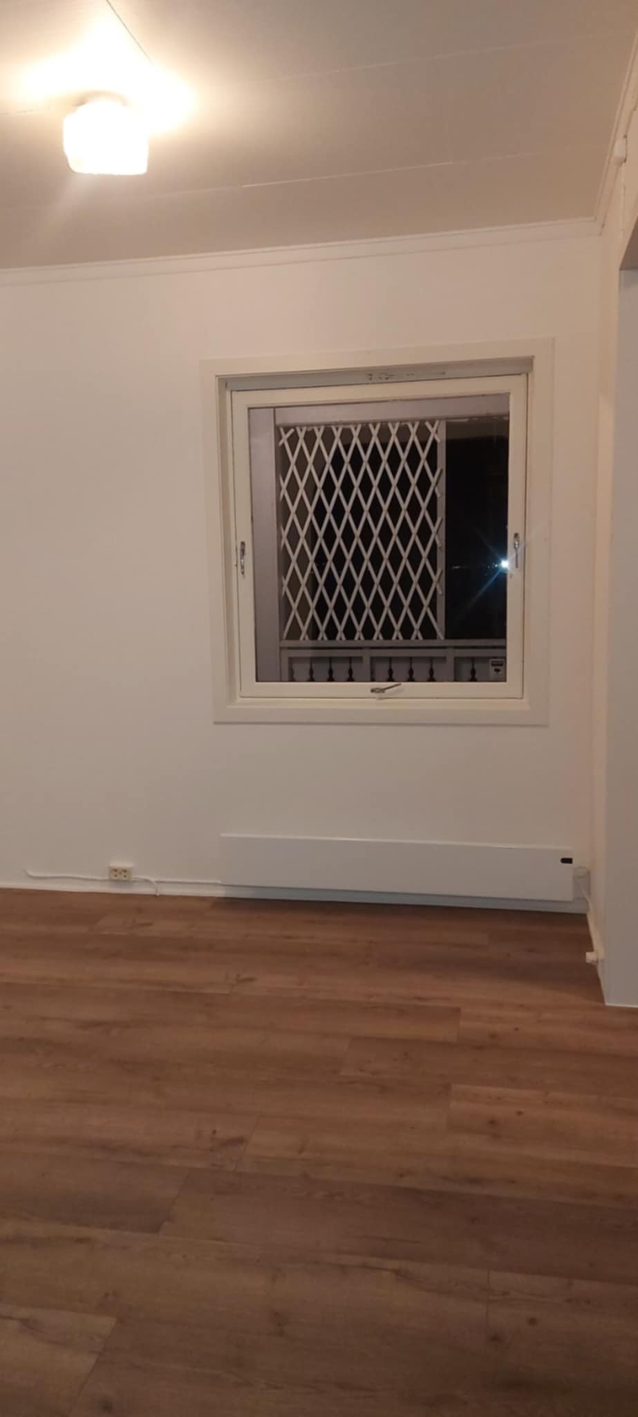 Gang nede, vindu mot terrasse